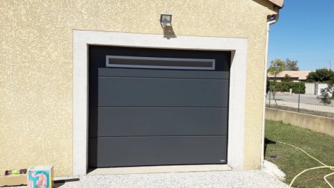 Fabrication et pose d'une porte de garage enroulable en alu dans une maison 