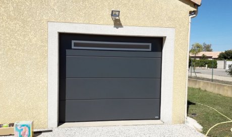 Fabrication et pose d'une porte de garage enroulable en alu dans une maison 